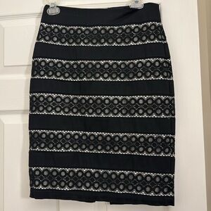 White House Black Market skirt Lined size 4, black and white
